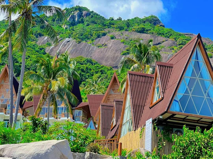 Exterior & Views