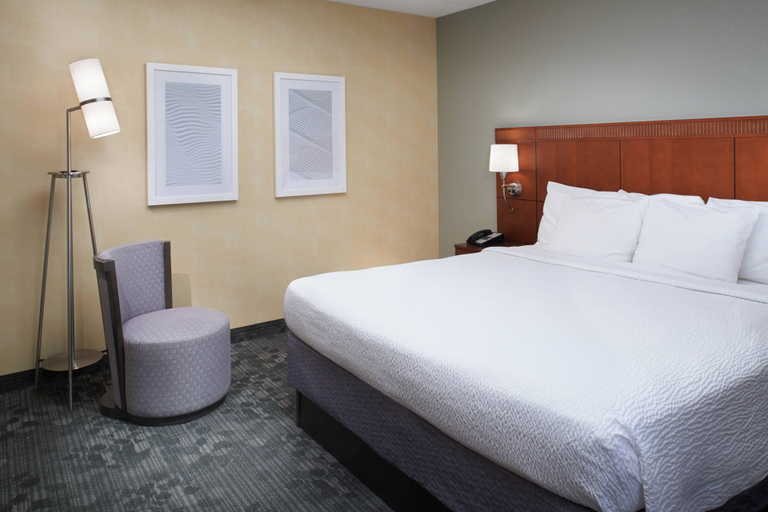Bedroom 3, Courtyard by Marriott Rockford, Winnebago