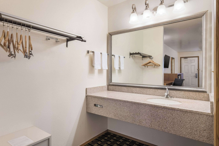 Bathroom 4, Quality Inn Near Fort Hunter Liggett, Monterey
