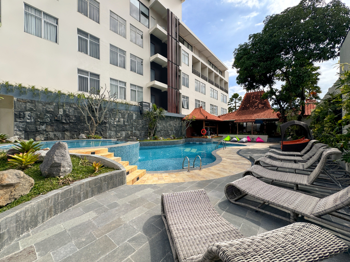 Exterior & Views 17