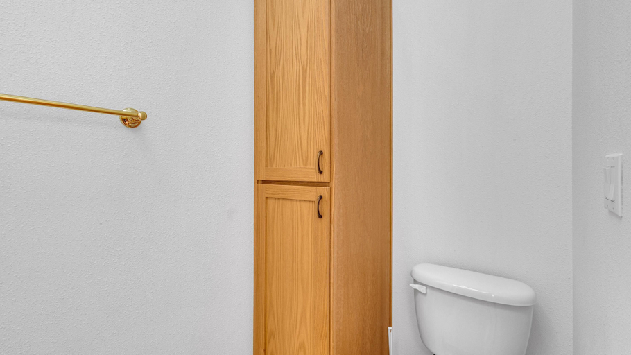 Bathroom 3, Lassen Lane 15, Deschutes