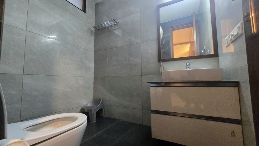 Bathroom 5, JMD Residency, Delhi