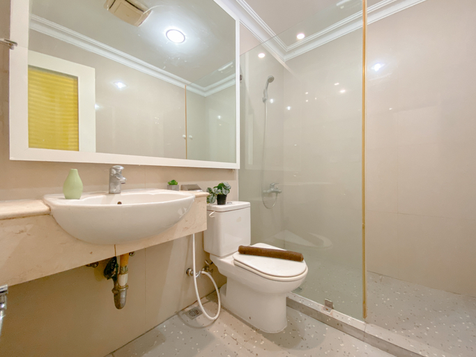 Bathroom 5, Comfort 2BR Apartment at Gading Resort Residence By Travelio, Jakarta Utara