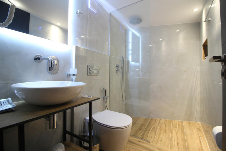 Bathroom 3, F&J Hotel, Sarandës