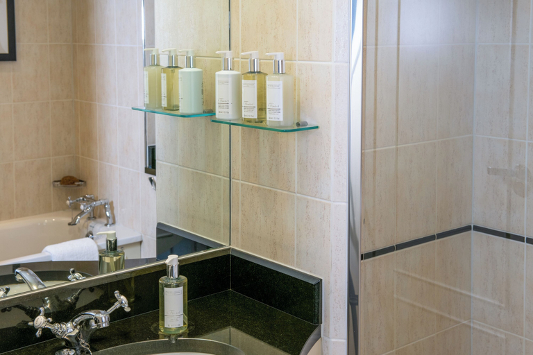 Bathroom 5, Thorpe Park Hotel and Spa, Leeds