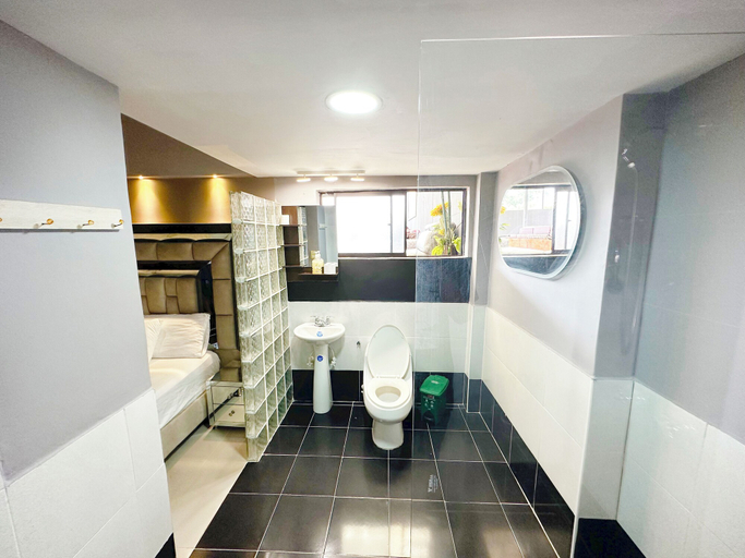 Bathroom 3, $ PROMO $ Big Rooftop Apt 10 BDRM w/Pool @Poblado, Medellín