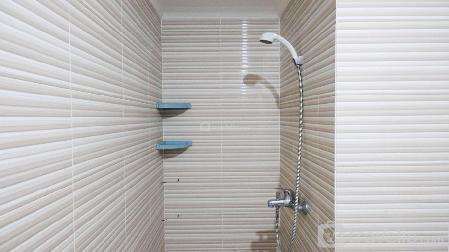 Bathroom 5, Comfy 2BR @ Puncak Bukit Golf Surabaya By Travelio, Surabaya