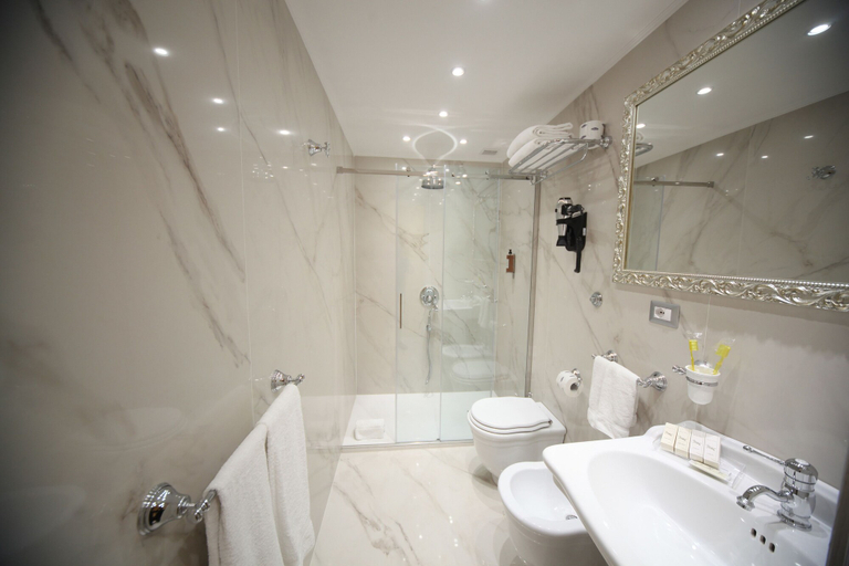 Bathroom 5, Maison Tritone, Rome