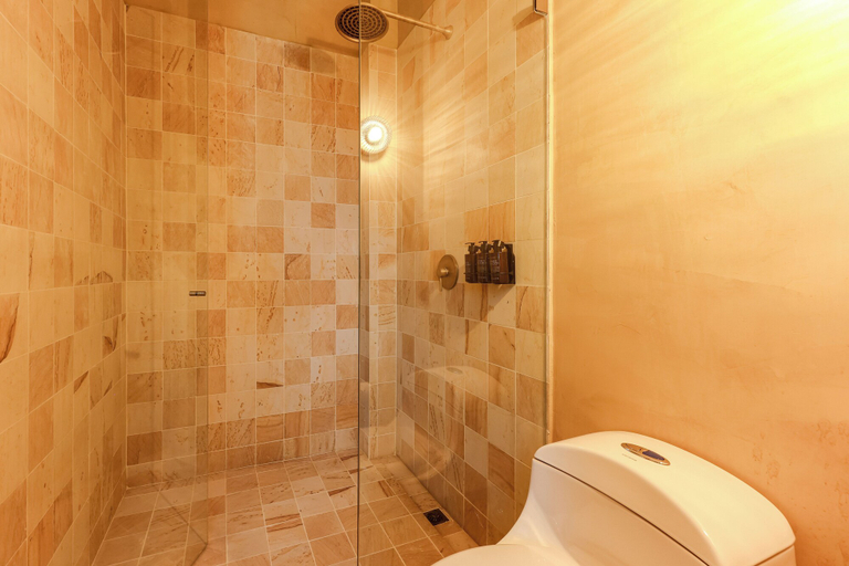 Bathroom 5, Arde La Selva, Sopetrán