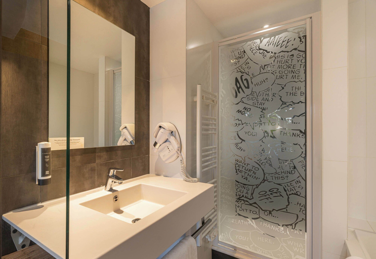 Bathroom 5, B&B HOTEL Lorient Ploemeur, Morbihan