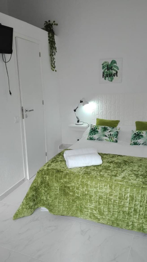 Others 5, JB House, Nazaré
