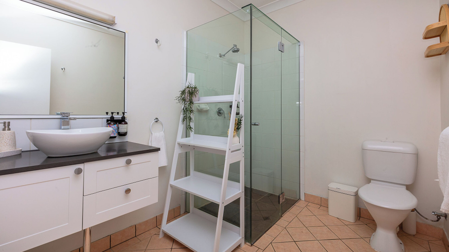 Bathroom, Unit 10 Sails on Horseshoe, Magnetic Island