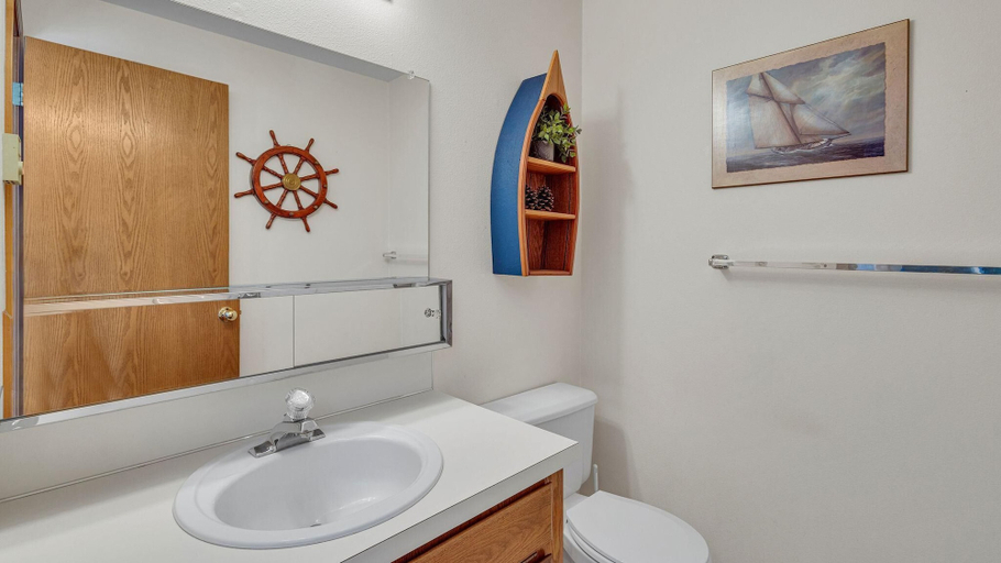 Bathroom 4, Kinglet Lane 46, Deschutes