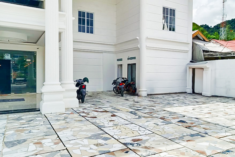 Exterior & Views 2, RedDoorz Premium Hotel Sopo Holong Sibolga, Sibolga