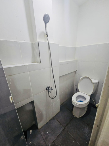 Bathroom, Apartemen Green Valley by Staycation Balikpapan, Balikpapan