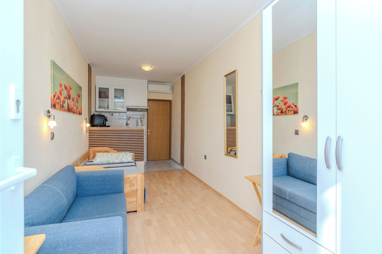 Others 4, Apartments Jozef, Vir