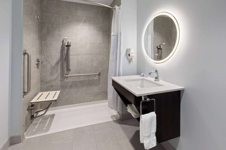 Bathroom 4, Travelodge by Wyndham Cochrane Ontario, Cochrane