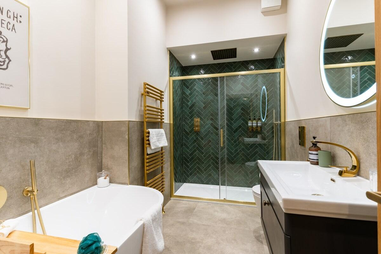 Bathroom 4, Hob Hurst - Spacious 4 Bed Apt Hot Tub & Courtyard, Derbyshire