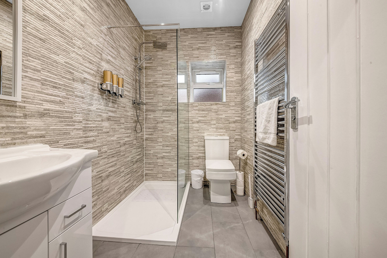 Bathroom 2, 4 Br & 4 Bath Cowley House Sleep 10 With Parking, Oxfordshire