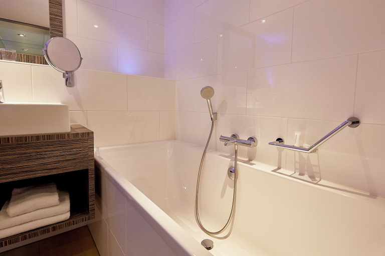 Bathroom 5, Carlton Beach, The Hague