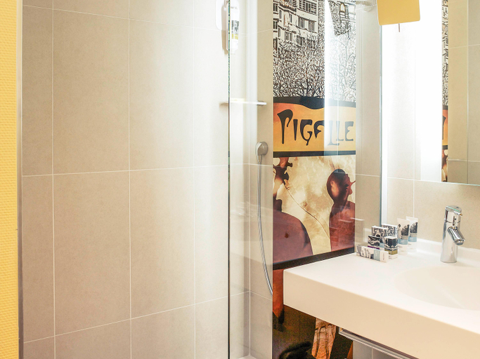 Bathroom 4, Mercure Paris Pigalle Sacre coeur, Paris
