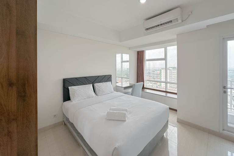 Tidy and Strategic Location Studio Grand Sungkono Lagoon Apartment By Travelio, Surabaya