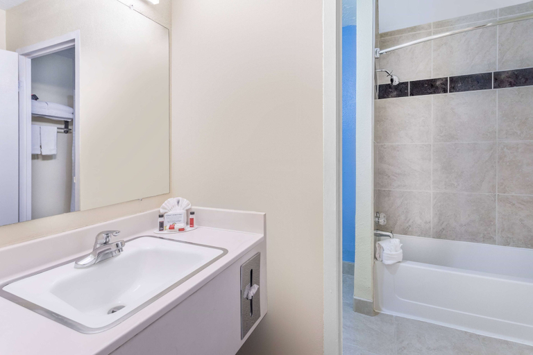 Bathroom 4, Days Inn & Suites by Wyndham Clovis, Curry