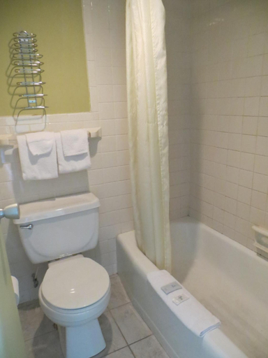 Bathroom 3, Town House Inn Cape Giradreau, Cape Girardeau