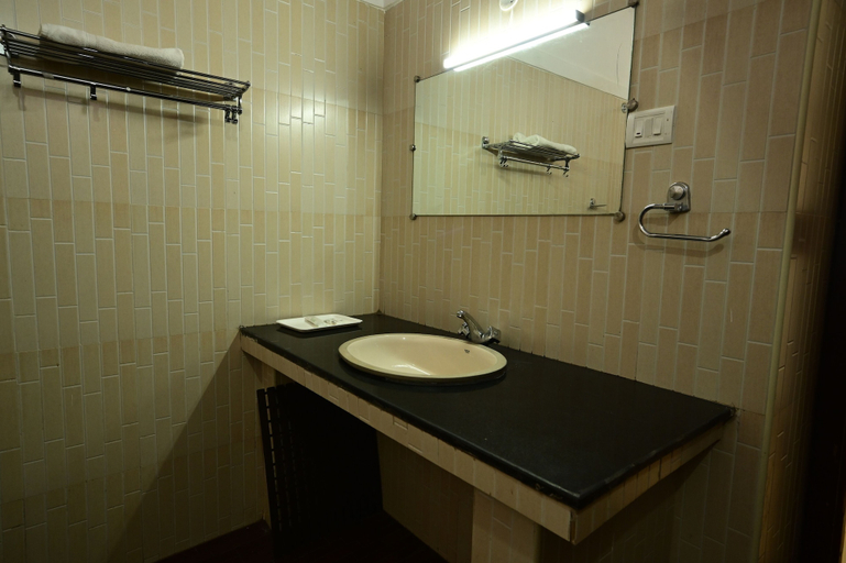 Bathroom 4, Yagappa Heritage Resort, Dindigul