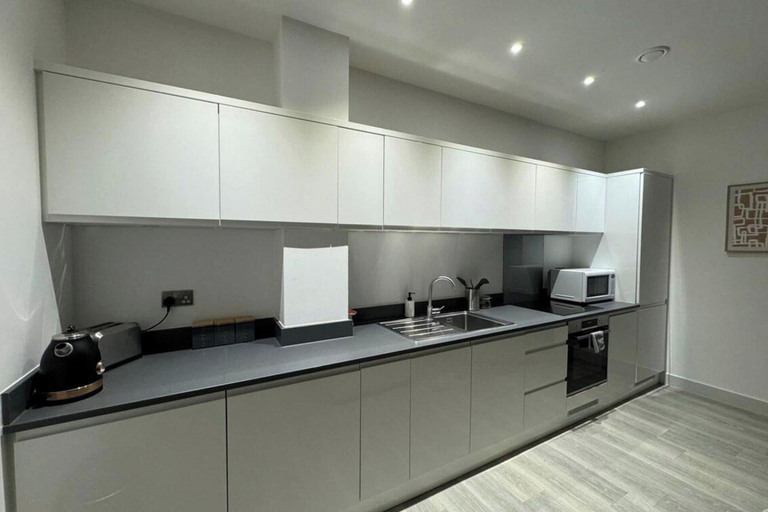 Private kitchen, 1 Bed-sleeps 4-town Centre-10 min to Ascot- Pets, Bracknell Forest