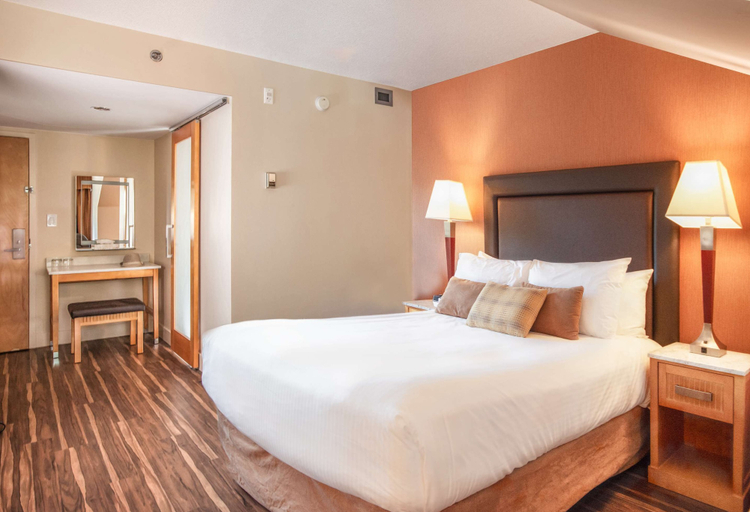Bedroom 4, Coast Hillcrest Hotel, Columbia-Shuswap