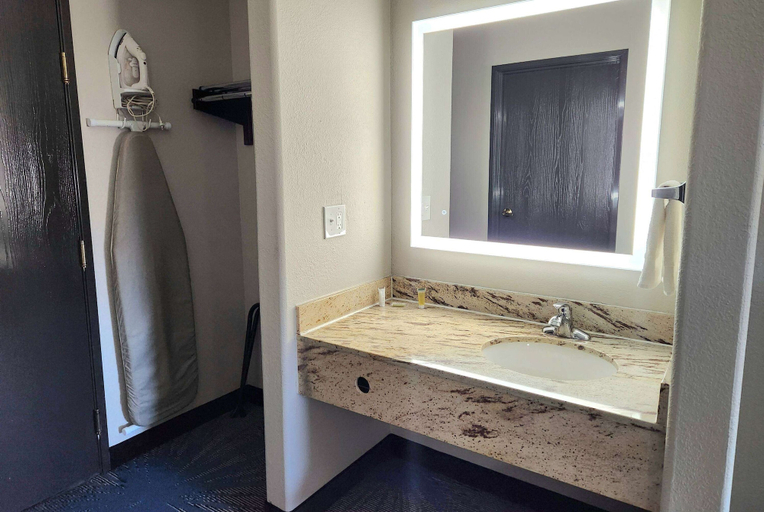 Bathroom 4, Days Inn & Suites by Wyndham New Iberia, Iberia