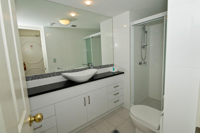 Bathroom 5, Broadbeach Holiday Apartments, Store 19, Gold Coast