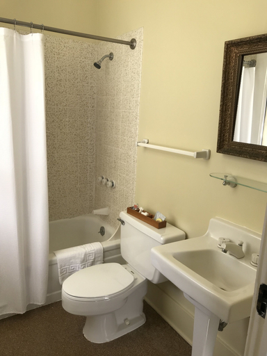 Bathroom 3, Wolf Creek Inn & Tavern, Josephine