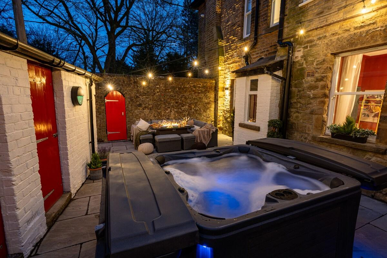 Others 5, Hob Hurst - Spacious 4 Bed Apt Hot Tub & Courtyard, Derbyshire