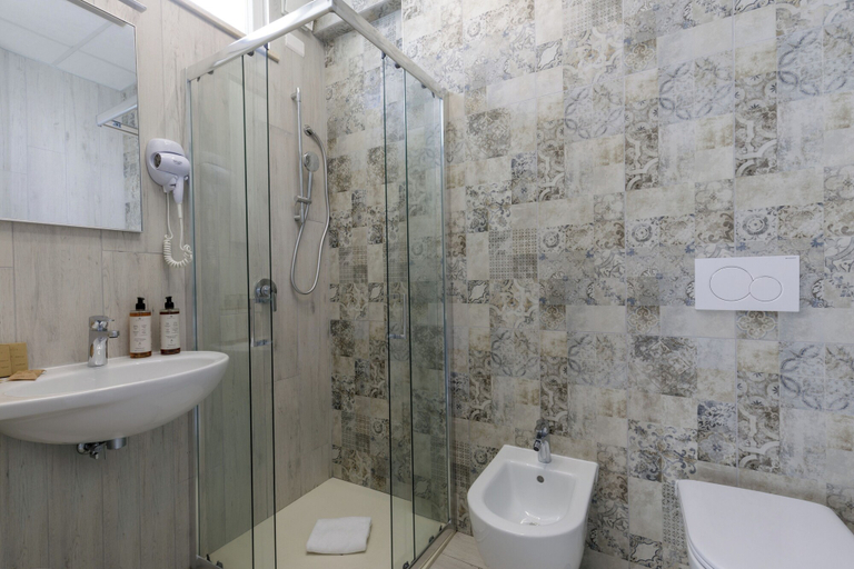 Bathroom 4, Hotel Tirreno, Latina