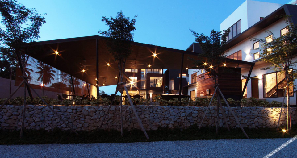 Exterior & Views