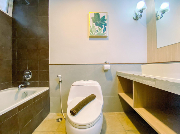 Bathroom 5, Cozy 2 Bedrooms Sudirman Tower Apartment by Travelio, Jakarta Selatan