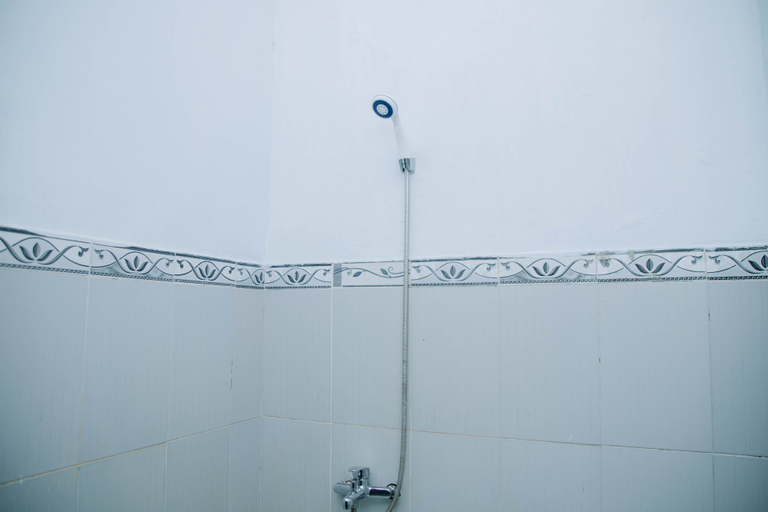 Bathroom 4, RedDoorz @ Hening Homestay, Lombok
