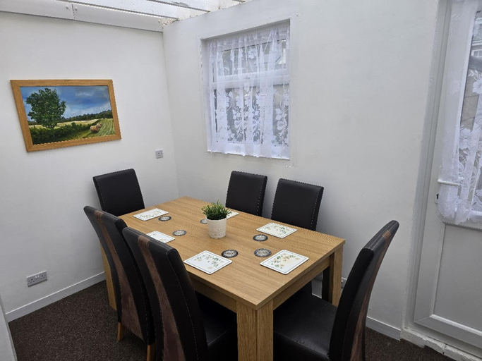 Dining, Chathamhouse/sleeps7/tv/wifi/freep, Medway
