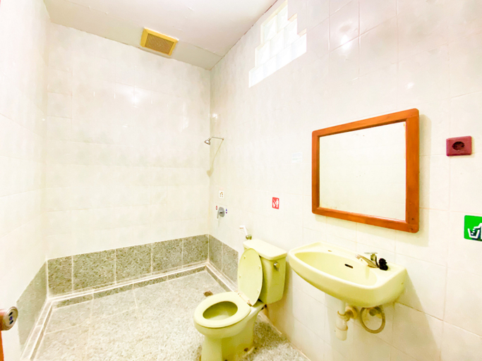 San Sui Hotel Mitra RedDoorz - Tap to explore photos