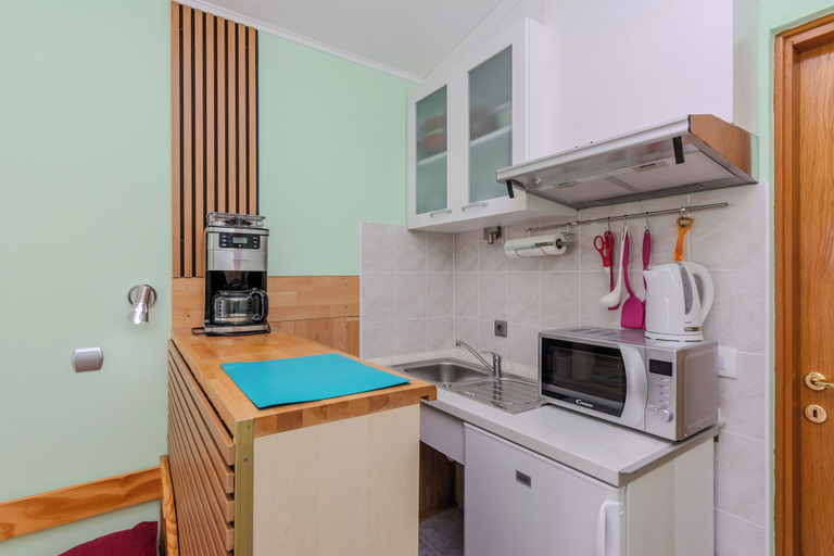 Others 5, Apartments Jozef, Vir