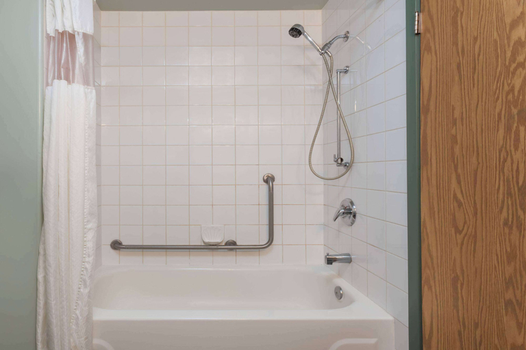 Bathroom 5, Days Inn by Wyndham Taber, Division No. 2