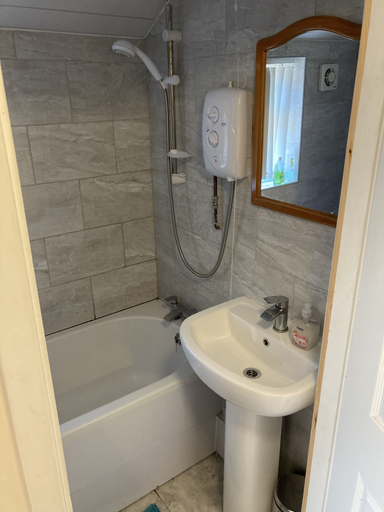 Bathroom 2, Harman Suites 1 & 2, Leeds