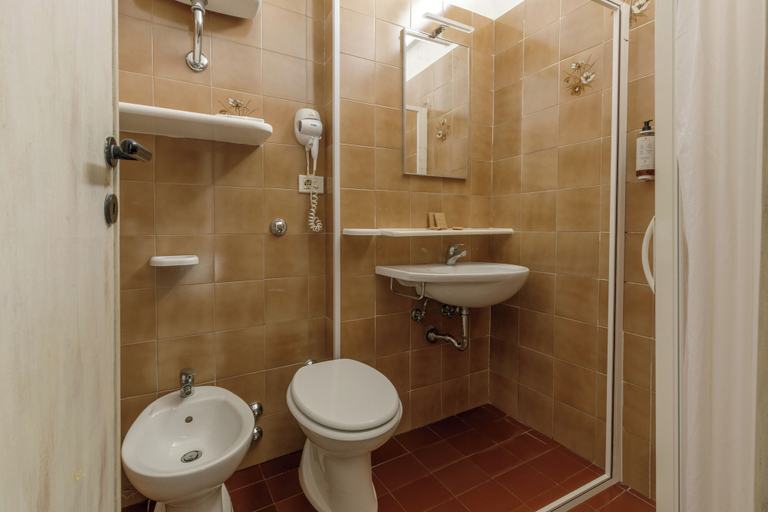 Bathroom 4, Hotel Tirreno, Latina