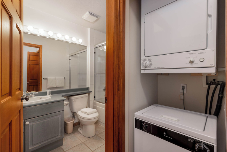 Bathroom 3, Stoney Creek Sunpath by Whistler Premier, Squamish-Lillooet