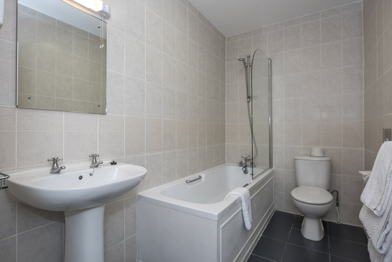 Bathroom 4, Royal Clifton Hotel, Sefton