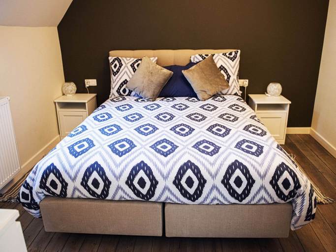 Bedroom 2, Luxe Home with Hot Tub & Sauna, Liège