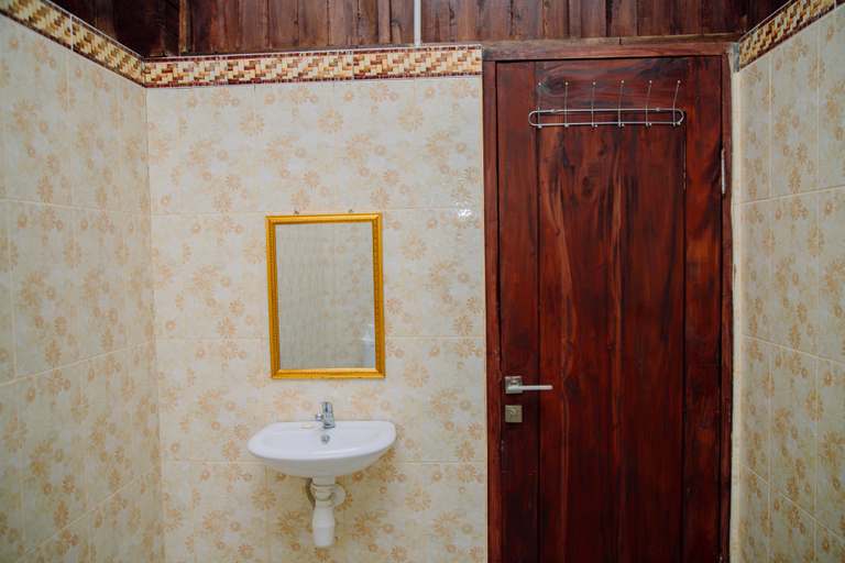 Bathroom 4, RedDoorz @ Villa Bukit Senyum Lombok, Lombok