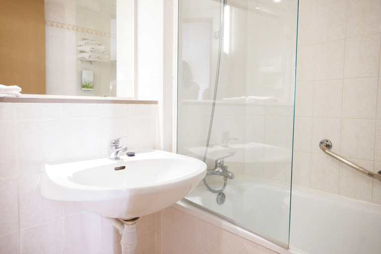 Bathroom 4, Hotel Mont Vernon, Eure
